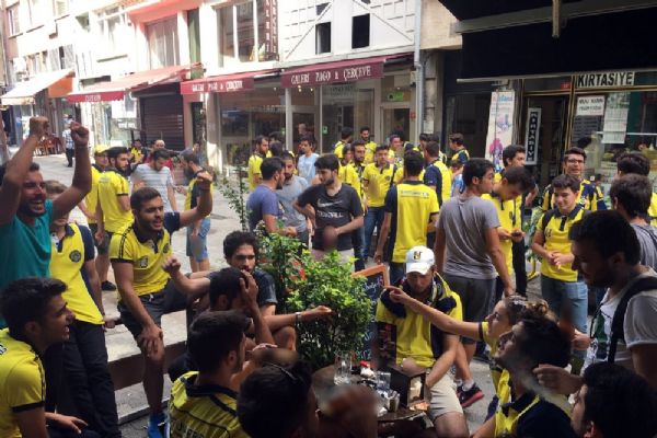 Graz maçı öncesi Kadıköy'ü doldurmaya başladı