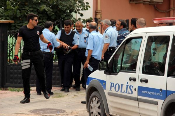 Kayseri'de kayınbabasının evini basıp eşini rehin aldı