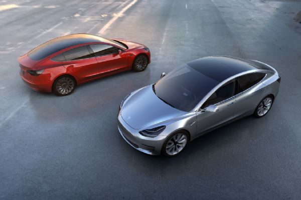 Tesla menzilini 550 kilometreye yükseltti