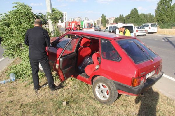 Sivas'ta otomobil aydınlatma direğine çarptı: 4 yaralı