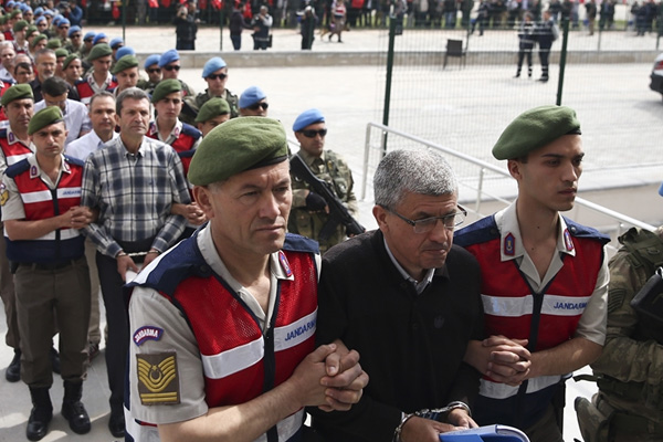 FETÖ sanıklarının giyeceği 'tek tip' kıyafetin rengi belli oldu!