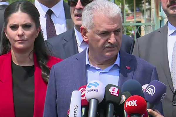 Binali Yıldırım cuma namazı sonrası soruları yanıtladı!