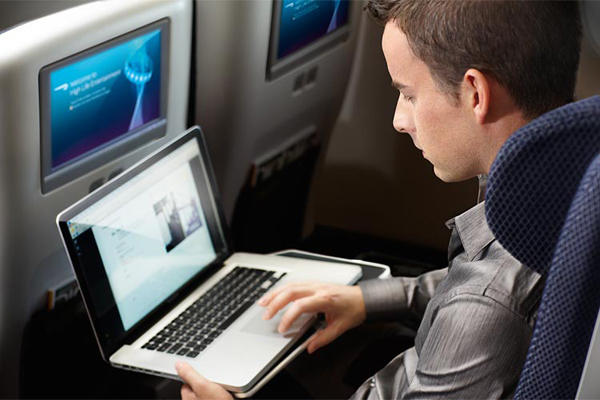 İngiltere uçuşlarında laptop yasağı kalktı!