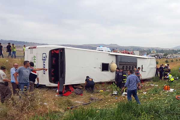 Amasya'da yolcu otobüsü devrildi