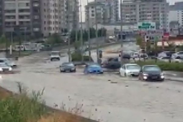 Başkent'te sağanak hayatı felç etti