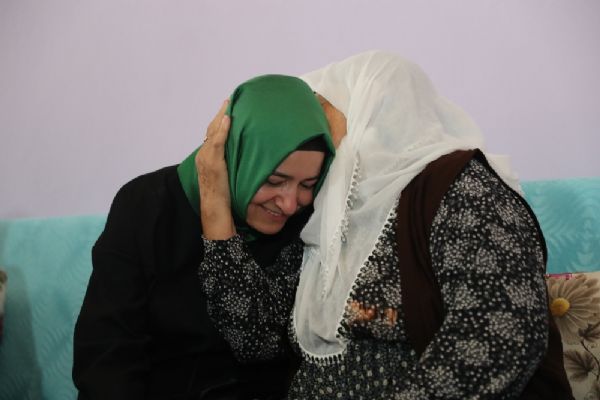 Bakan Fatma Betül Sayan Kaya şehit ailesini ziyaret etti