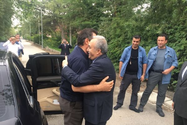 Yeni bakan ile eski bakan toplantıda bir araya geldi