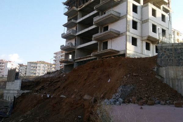 Gaziantep'te istinat duvarı çöktü: Çevredeki binalar boşaltıldı