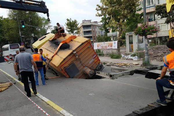 İstanbul'da çalışmalar sırasında yol çöktü