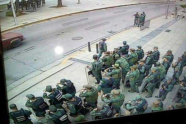 Venezuela'da sıcak dakikalar! Askerler savcılığı kuşattı