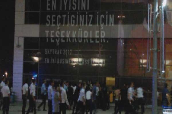 Sabiha Gökçen'de bıçaklı kavga 5 kişi yaralandı