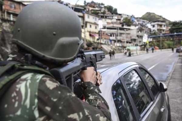 Brezilya'da 3 bin 500 asker sokağa indi