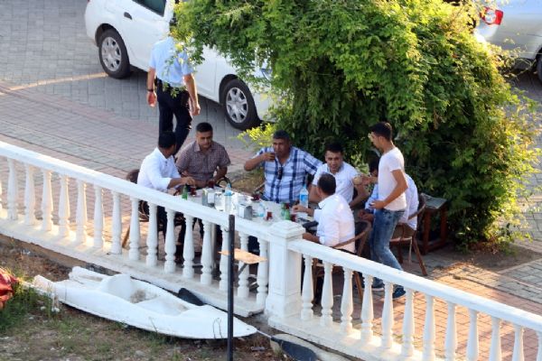 Adana'da kendini jiletleyip intihara kalkışan gence 'atla' dediler