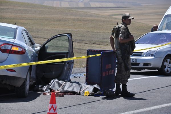 Kars'ta düğünden dönen çift kazada hayatını kaybetti