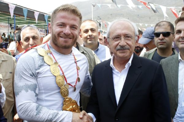 Kemal Kılıçdaroğlu, Başpehlivan Balaban'a altın hediye etti