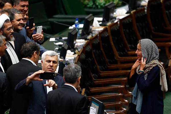 İran'da Mogherini ile fotoğraf çekimi krize neden oldu