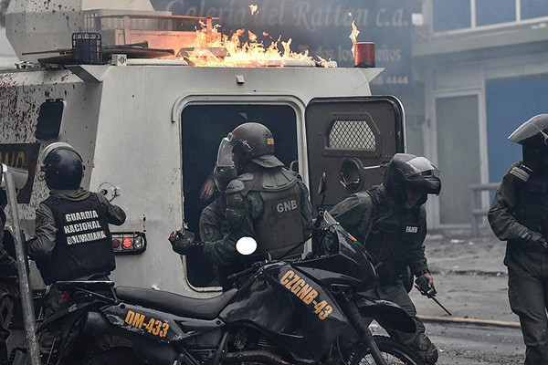 Venezuela'da askeri üsse saldırı!