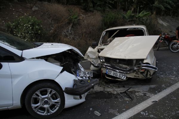 Otomobiller kafa kafaya çarpıştı: 12 kişi yaralı