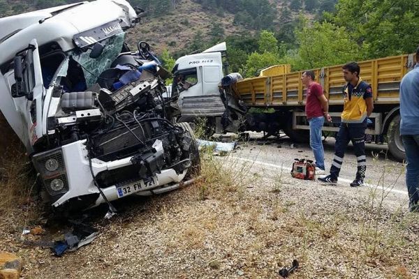 Tır ve kamyon kafa kafaya çarpıştı: 2 kişi öldü