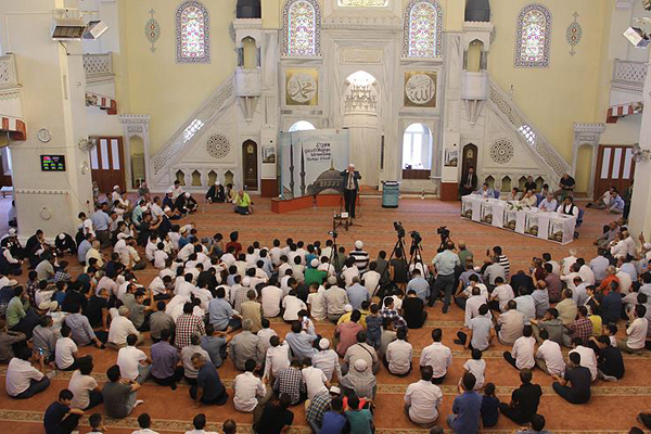 Ezanı güzel okuma yarışmasında birbirleriyle yarıştılar