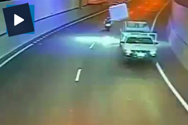 Kamyonetten fırlayan yatak az kalsın faciaya yol açıyordu