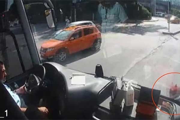 Yoldan karşıya geçerken otobüsün altında kaldı