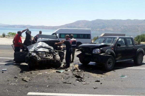 Elazığ'da korkunç kaza: 3 ölü, 2 yaralı