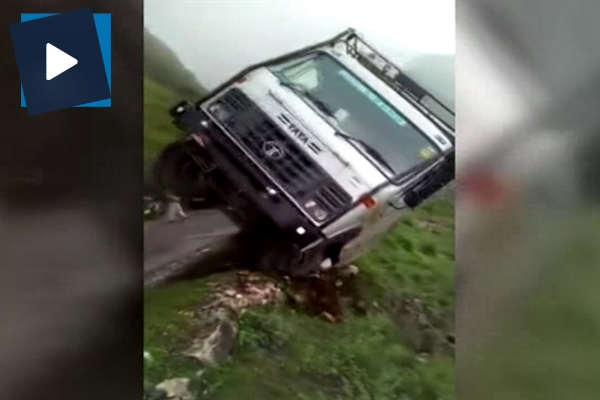 Hindistan'da kamyon uçurumdan yuvarlandı!