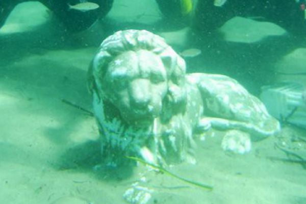 İzmir'de denizaltı heykellerini tarihi eser sanıp çalıyorlar