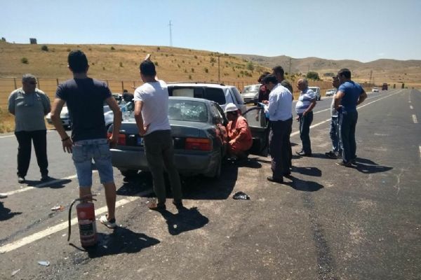 Sivas'ta iki otomobil çarpıştı: 10 kişi yaralandı