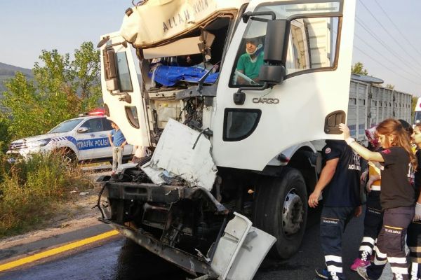 Düzce'de lastikleri ısınan kamyon duramayınca 3 araca çarptı