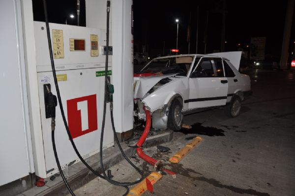 Otomobil petrol istasyonuna girdi: 4 yaralı