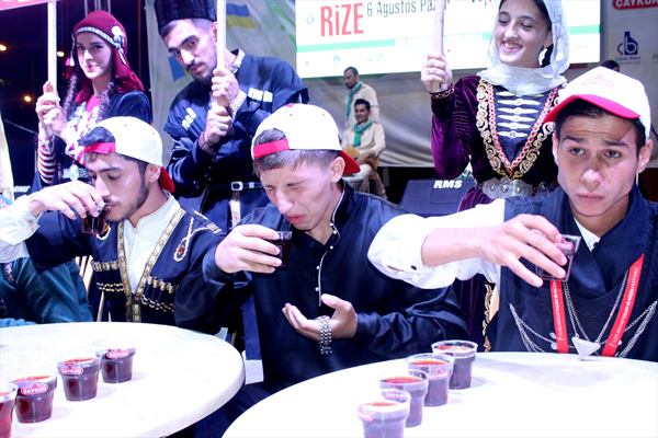 Rize'de en hızlı çay içme yarışı