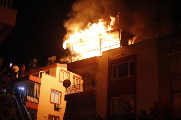 Yalnız kalan çocuk evi yaktı