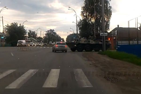Rusya'da panzer otomobile çarptı