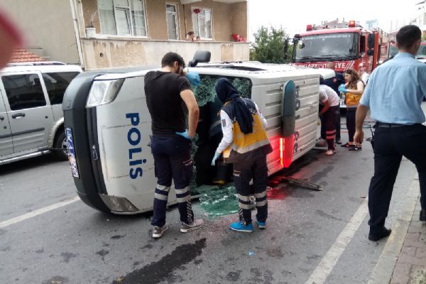 Ataşehir'de polis aracı devrildi: 1 kişi yaralandı