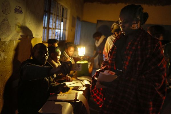 Kenyalılar oy kullanmaya başladı