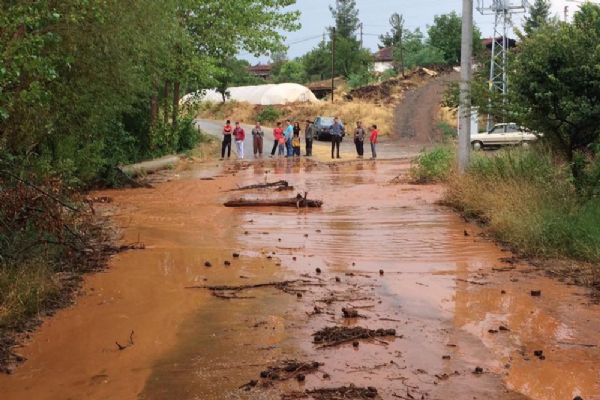 Denizli'de aşırı yağış tarları vurdu, yolları tahrip etti