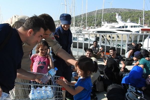 Çeşme'de ölüm yolculuğuna çıkan 60 göçmen yakalandı