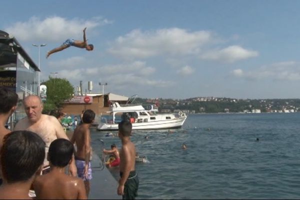 İstanbul'da serinlemek isteyen çocukların tehlikeli oyunu