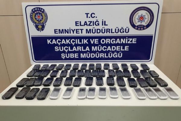 Elazığ'da yol uygulamasında kaçak cep telefonları ele geçirildi