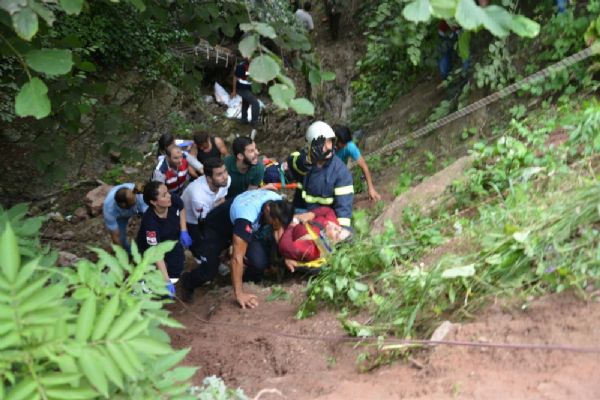 Ordu'da fındık işçilerini taşıyan minibüs kaza yaptı: 17 yaralı
