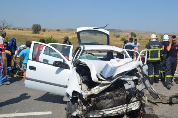 Kütahya'da kamyondaki tomruklar otomobilin üzerine devrildi: 8 yaralı