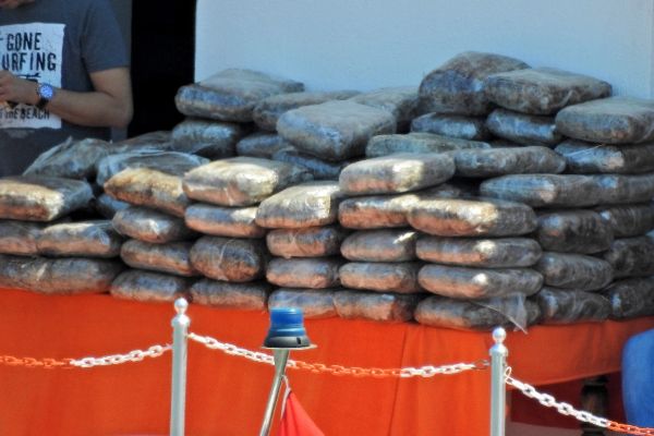 İzmir'de teknede esrar ele geçirildi