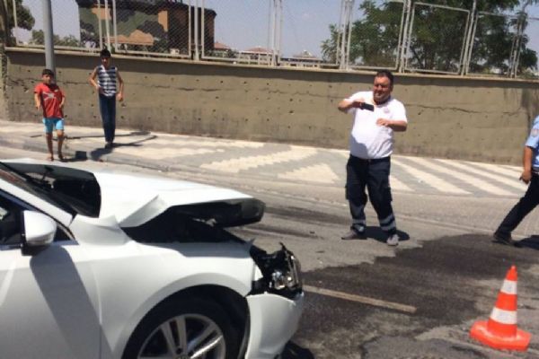 Otomobil minibüse çarptı: 11 kişi yaralandı