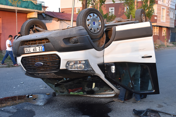 İşçi servisi ile otomobil çarpıştı:15 yaralı