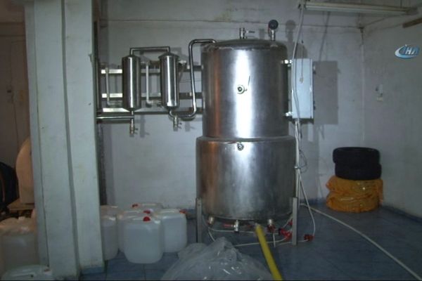 İstanbul'da kaçak içki imalathanesine operasyon: 2 kişi gözaltına alındı