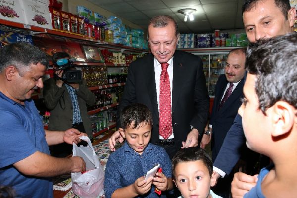 Cumhurbaşkanı Recep Tayyip Erdoğan çocuklara çikolata dağıttı