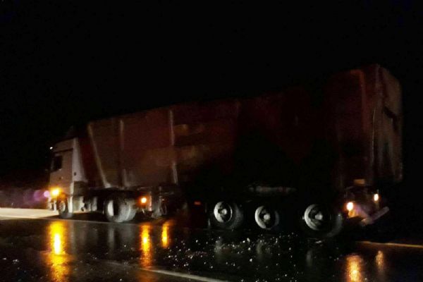 Kütahya'da hareket halindeki tır alev aldı