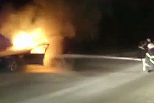 Park halindeki otomobil alev aldı